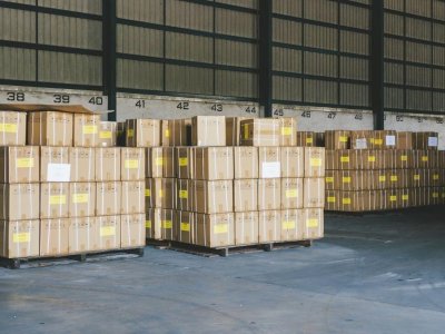 carga en almacén esperando transporte por carretera